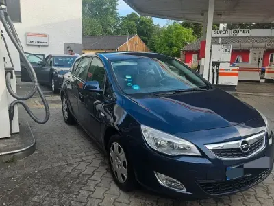 Gebraucht Opel Astra Edition 116 PS (85 kW) 2010 Blau Limousine