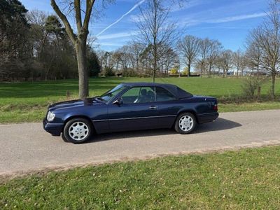 Gebraucht Mercedes E220 150 PS (110 kW) 1996 Blau Cabrio