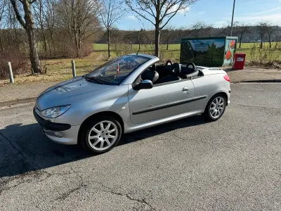 Gebraucht Peugeot 206 CC 109 PS (80 kW) 2002 Silber Cabrio