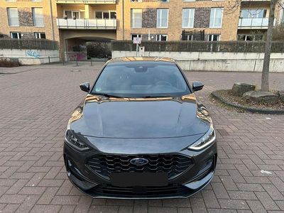 Grau Gebraucht 2023 Ford Focus ST-Line Limousine | 22.000 € (Fairer Preis)