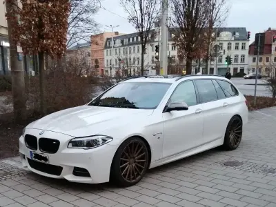 Używany BMW M550 Comfort Edition 381 KM (280 kW) 2014 Biały Sedan/Limuzyna