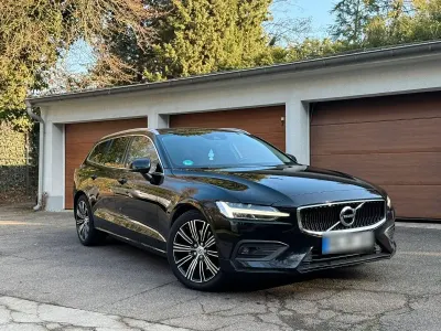 Gebraucht Volvo V60 Momentum 197 PS (144 kW) 2021 Schwarz Kombi