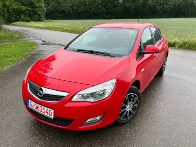 Gebraucht Opel Astra Design Edition 101 PS (74 kW) 2012 Rot Limousine