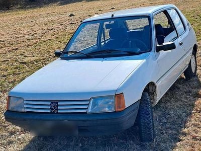Gebraucht Peugeot 205 45 PS (33 kW) 1989 Weiß Kleinwagen