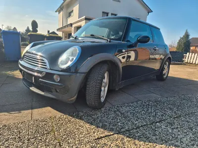 Begagnad Mini ONE 90 HK (66 kW) 2002 Svart Halvkombi