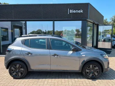Neu Dacia Sandero Essentiel 122 PS (89 kW) 2026 Grau Limousine
