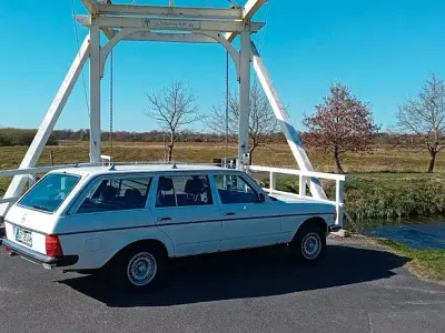 Używany Mercedes 230 136 KM (100 kW) 1984 Biały Sedan/Limuzyna