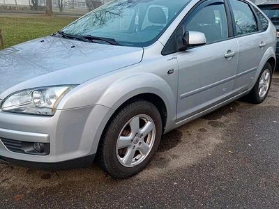 Silber Gebraucht 2007 Ford Focus Limousine | 3.300 €