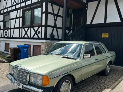 Gebraucht Mercedes 230 109 PS (80 kW) 1978 Grün Limousine