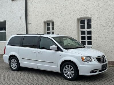 Weiß Gebraucht 2016 Chrysler Town & Country Van / Kleinbus | 17.499 € (Teuer)