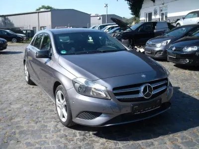 Gebraucht Mercedes A180 122 PS (89 kW) 2014 Mountaingrau Kleinwagen