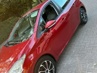 Gebraucht Peugeot 208 90 PS (66 kW) 2012 Rot Kleinwagen