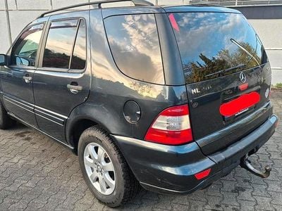 Second-hand Mercedes ML270 163 CP (119 kW) 2002 Albastru SUV