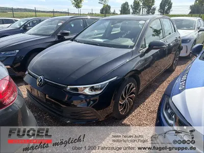 Gebraucht VW Golf VII Life 150 PS (110 kW) 2021 Deep black perleffekt Kleinwagen