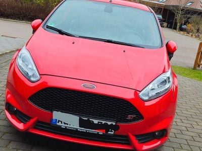 Begagnad Ford Fiesta Sport 182 HK (133 kW) 2015 Röd Halvkombi