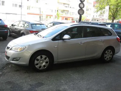 Używany Opel Astra Selection 110 KM (80 kW) 2011 Srebrny Kombi