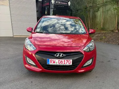 Gebraucht Hyundai i30 Classic 99 PS (72 kW) 2013 Cool red Kleinwagen