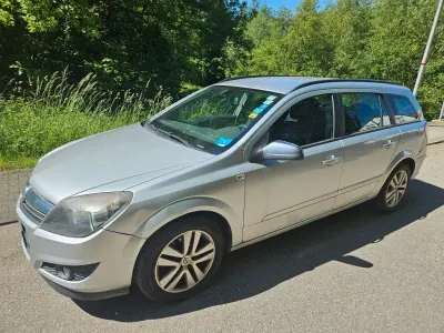 Używany Opel Astra 116 KM (85 kW) 2008 Srebrny Sedan/Limuzyna