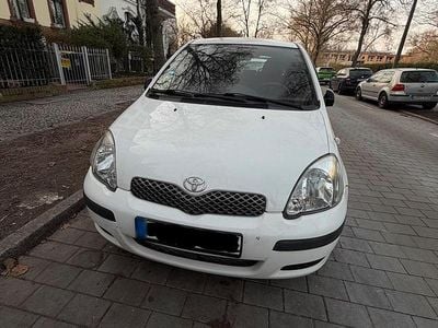 Gebraucht Toyota Yaris 86 PS (63 kW) 2003 Weiß Kleinwagen