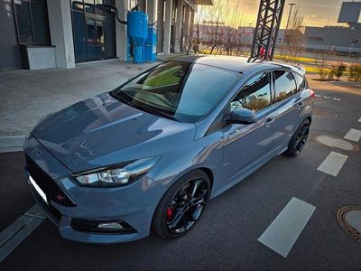 Gebraucht Ford Focus ST 250 PS (183 kW) 2018 Grau Limousine