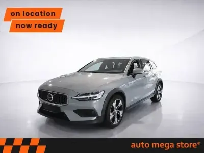 Gebraucht Volvo V60 CC Plus 197 PS (144 kW) 2023 Vapour grey / metallic Kombi