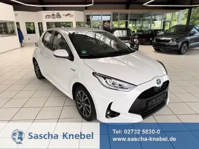Gebraucht Toyota Yaris Hybrid Team 92 PS (67 kW) 2021 Weiß Kleinwagen