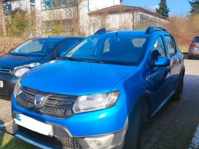 Używany Dacia Sandero Stepway Ambiance 90 KM (66 kW) 2014 Niebieski Sedan/Limuzyna