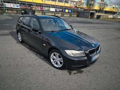 Gebraucht BMW 320 115 PS (84 kW) 2011 Schwarz Kombi