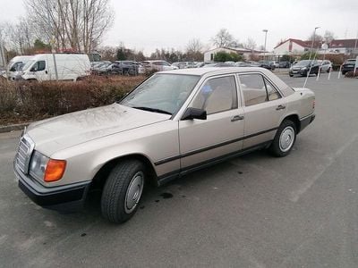 Grau Gebraucht 1988 Mercedes E230 Limousine | 5.300 €