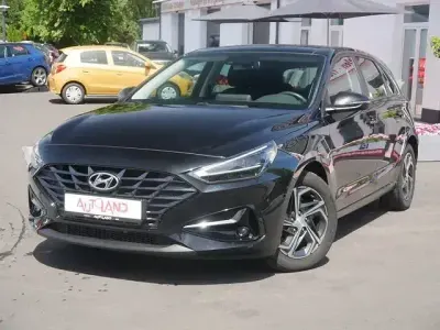 Gebraucht Hyundai i30 Intro Edition 110 PS (80 kW) 2020 Schwarz Limousine
