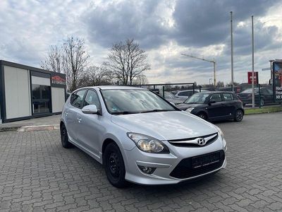 Gebraucht Hyundai i30 Classic 90 PS (66 kW) 2011 Silber Limousine
