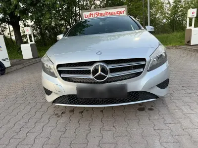Używany Mercedes A180 122 KM (89 kW) 2014 Srebrny Sedan/Limuzyna