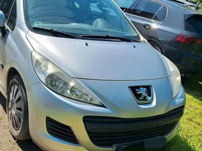 Gebraucht Peugeot 207 74 PS (54 kW) 2010 Silber Kleinwagen