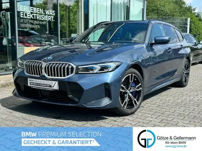 Gebraucht BMW 330e M Sport 292 PS (214 kW) 2025 Arctic race blue Kombi