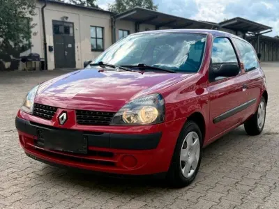 Używany Renault Clio II 58 KM (42 kW) 2001 Czerwony Sedan/Limuzyna