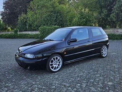 Begagnad Alfa Romeo 145 103 HK (75 kW) 2001 Svart Halvkombi