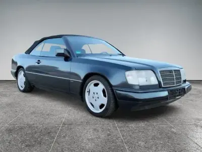 Usado Mercedes E200 AMG 136 CV (100 kW) 1997 Negro Descapotable