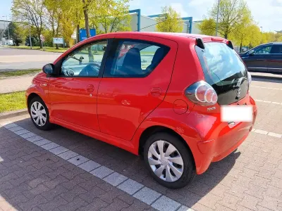 Gebraucht Toyota Aygo 67 PS (49 kW) 2014 Rot Kleinwagen
