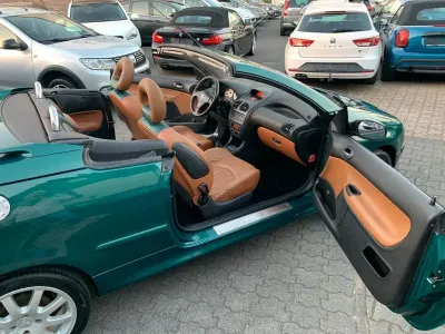 Gebraucht Peugeot 206 CC Roland Garros 109 PS (80 kW) 2003 Farbe gruen tiebreak /metall (metallic) Cabrio
