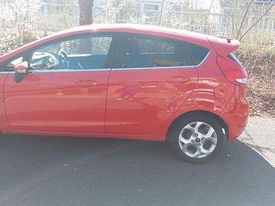 Gebraucht Ford Fiesta Titanium 82 PS (60 kW) 2010 Rot Kleinwagen