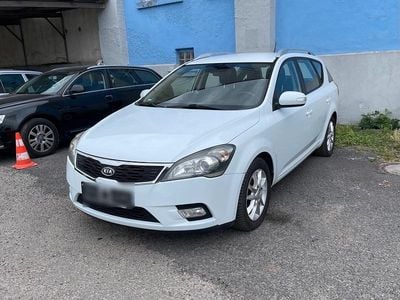 Gebraucht Kia Ceed Spirit 125 PS (91 kW) 2010 Weiß Kleinwagen