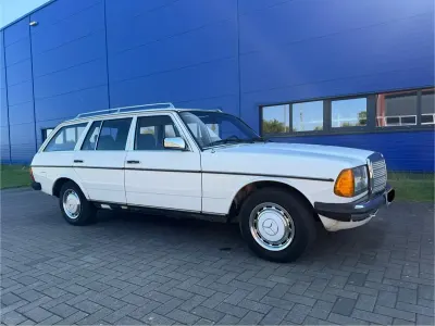 Brugt Mercedes 240 72 HK (52 kW) 1985 Hvid Stationcar