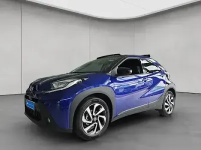 Neu Toyota Aygo X Play 72 PS (52 kW) 2025 Juniper blue / night sky SUV