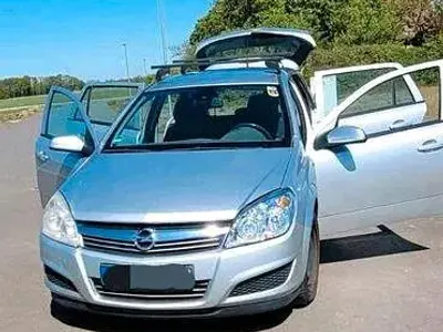 Gebraucht Opel Astra Edition 110 PS (80 kW) 2009 Silber Kombi