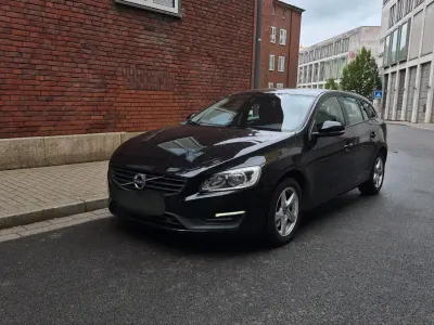 Gebraucht Volvo V60 150 PS (110 kW) 2016 Schwarz Kombi