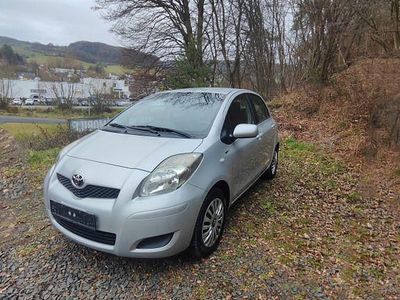 Grau Gebraucht 2011 Toyota Yaris Cool Limousine | 4.900 € (Etwas zu teuer)