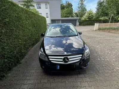Gebraucht Mercedes B180 122 PS (89 kW) 2012 Schwarz Kleinwagen