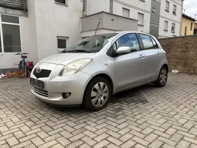 Brugt Toyota Yaris Executive 87 HK (63 kW) 2006 Sølv Sedan