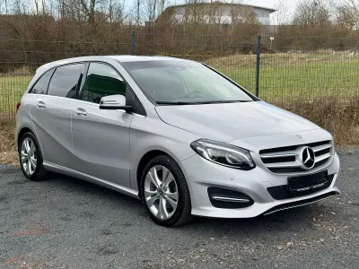 Używany Mercedes B200 Style 156 KM (114 kW) 2018 Srebrny Minivan