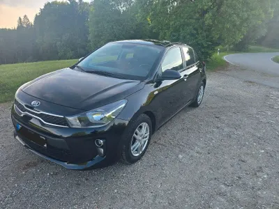 Używany Kia Rio Attract 84 KM (61 kW) 2019 Czarny Sedan/Limuzyna